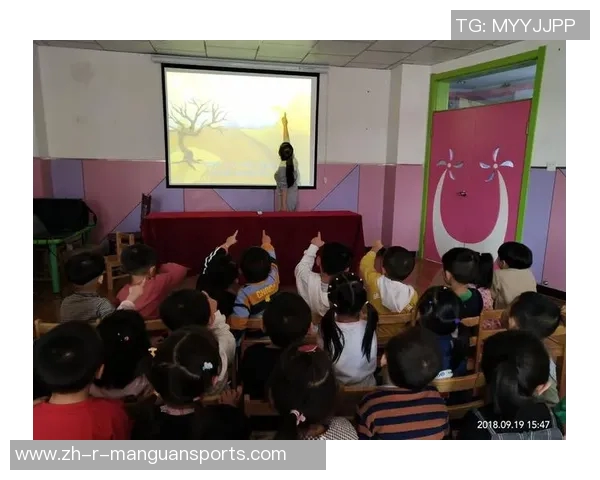 《足球明星与年下女孩的甜蜜爱情故事从赛场到心底的成长与守护》